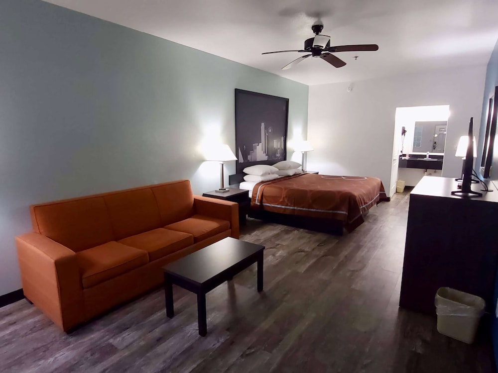 Super 8 by Wyndham Forney/East Dallas 18/27