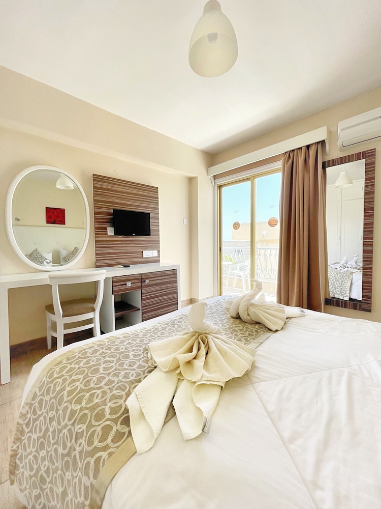 Antonis G Hotel Apartments 8/50