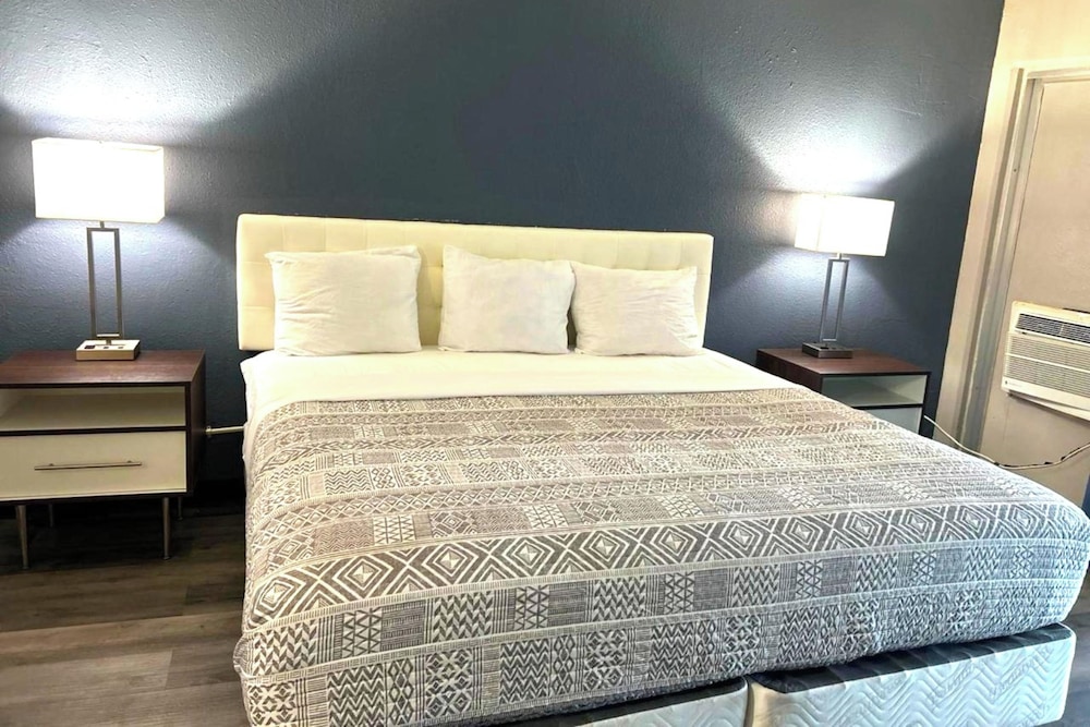 Twin City Inn & Suites Benton Harbor - St. Joseph 22/47