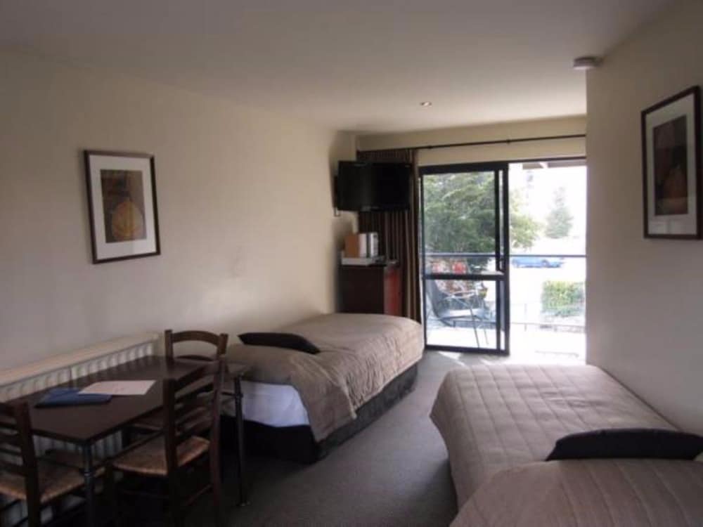Four Seasons Motel 16/44