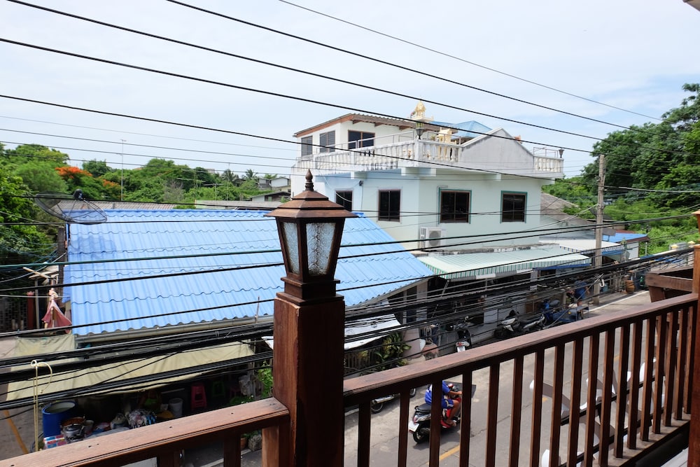 Baan Kun Tuad Ko Si Chang 4/36
