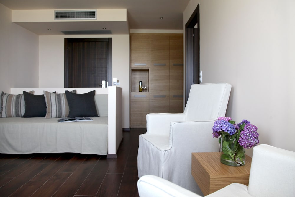 Theta Hotel 10/36