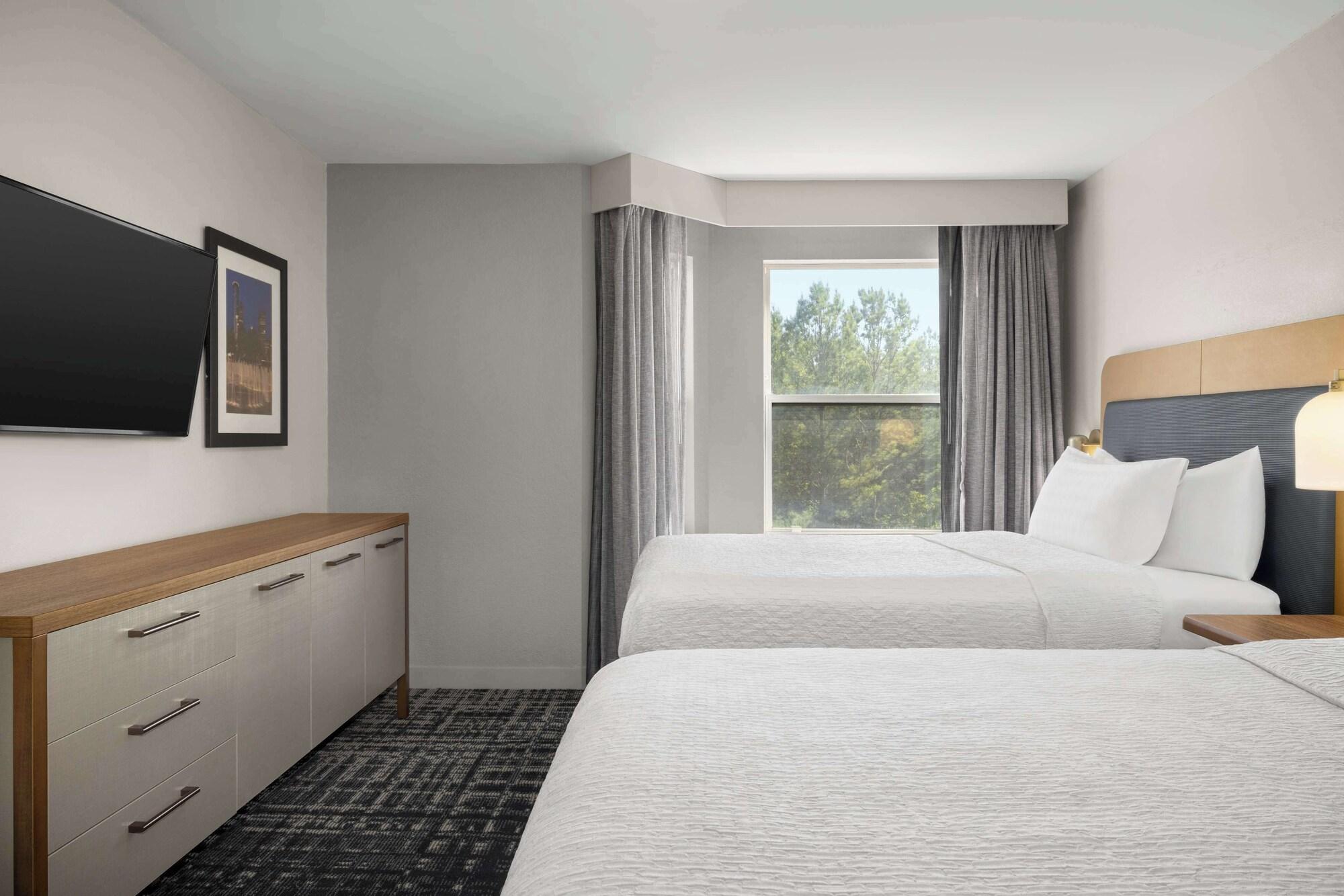 2 Bedrooms, Suite, 2 Bathrooms