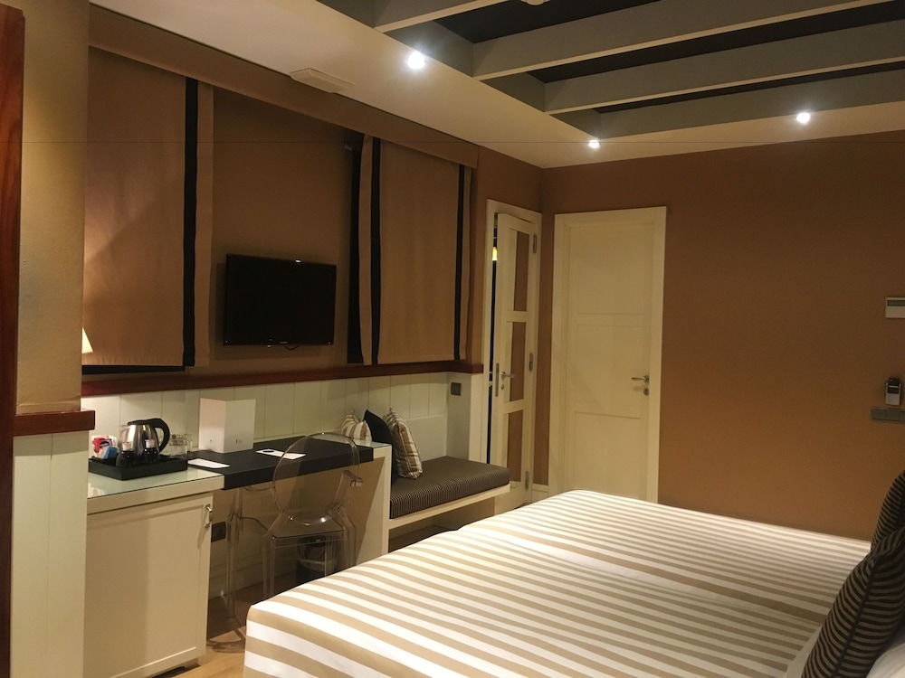 U232 Hotel 27/66