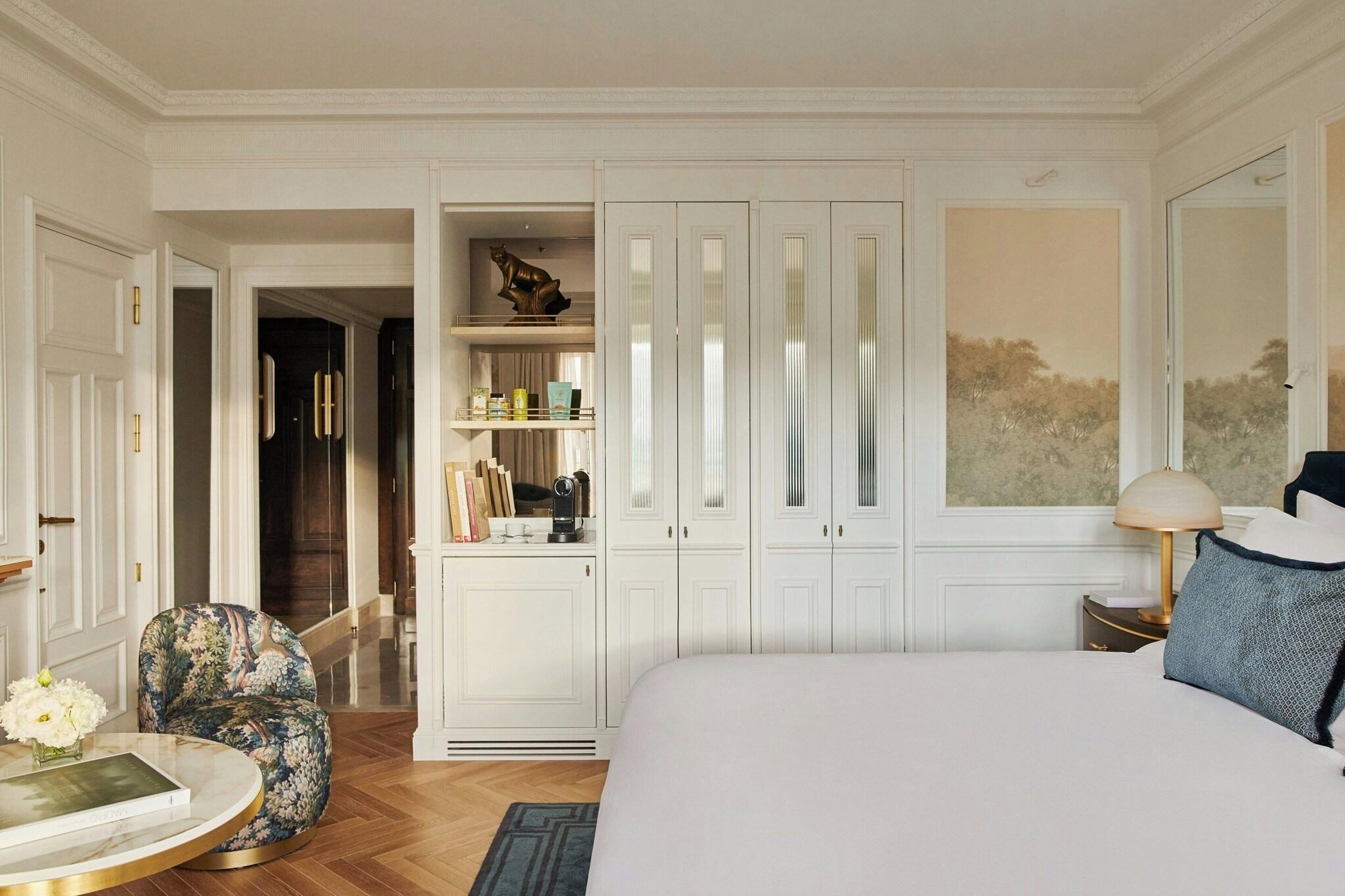 DELUXE, KING BED