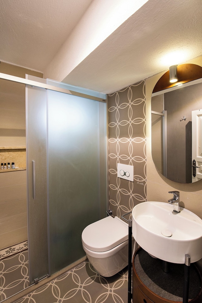 Monat Otel 48/50