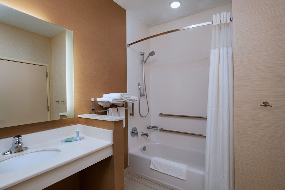 Fairfield Inn And Suites By Marriott Lincoln Airport 44/45