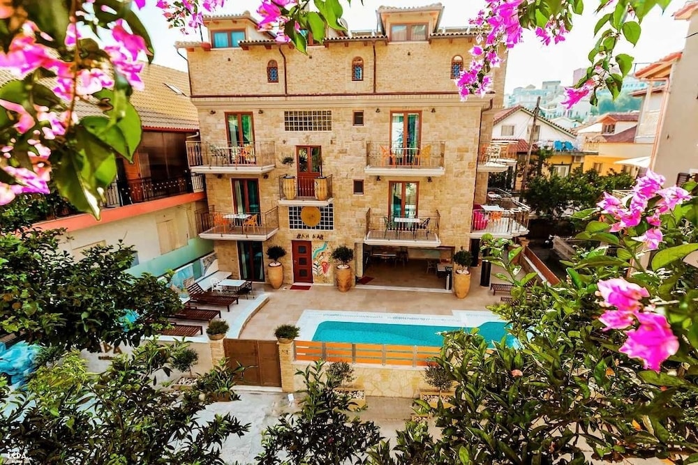 Leda Suites 6/50