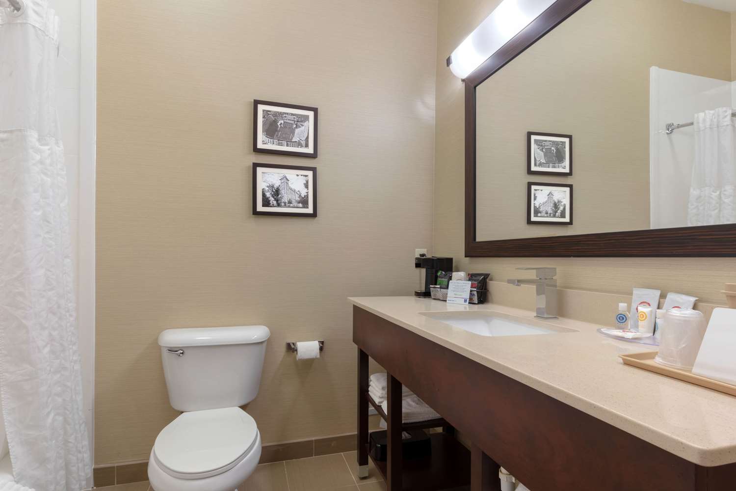 Comfort Inn & Suites Fayetteville-University Area 34/35