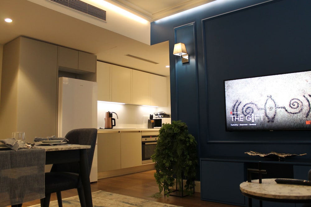 GARLON RESIDENCE 8/56