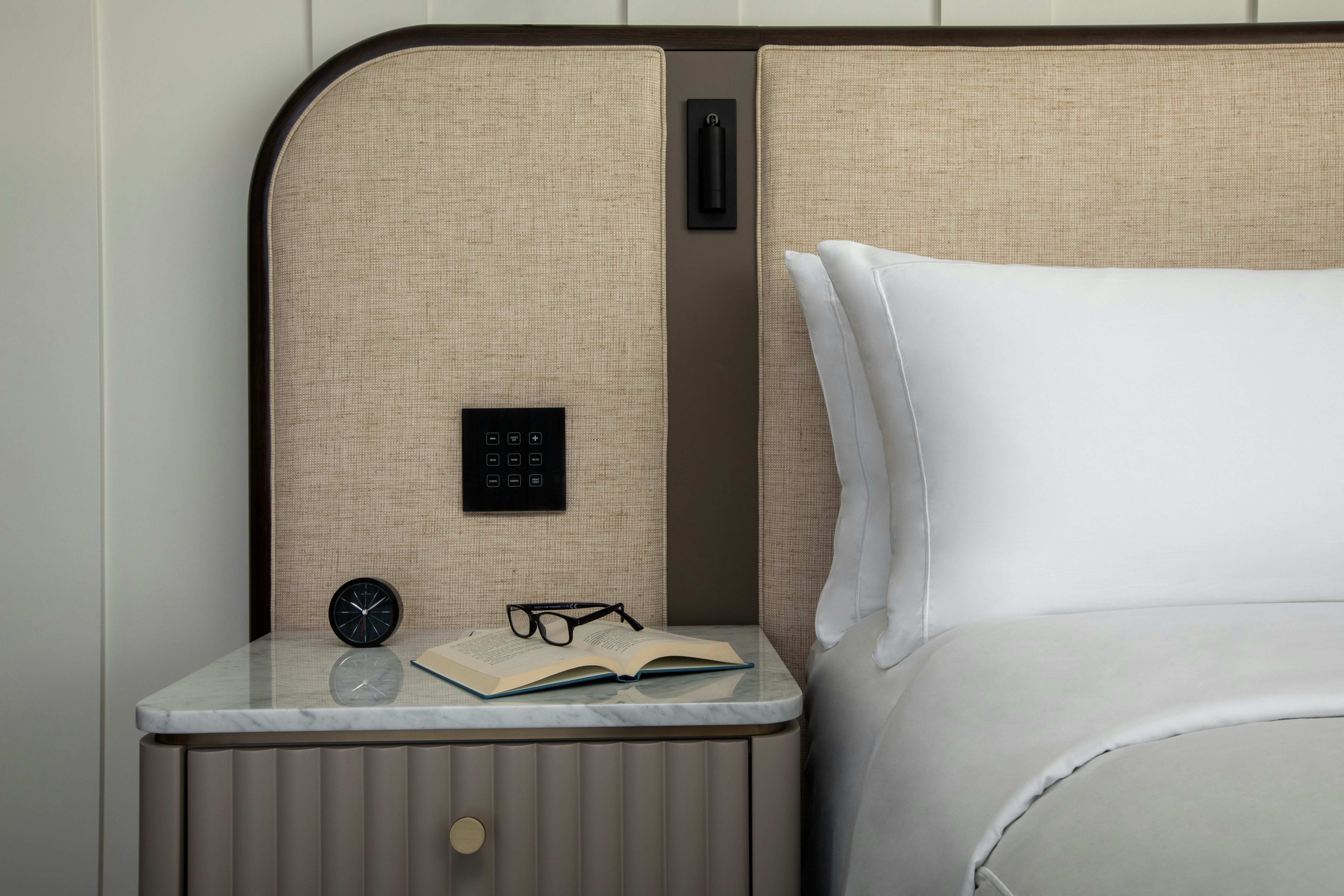 ROOM, KING BED, CORNER
