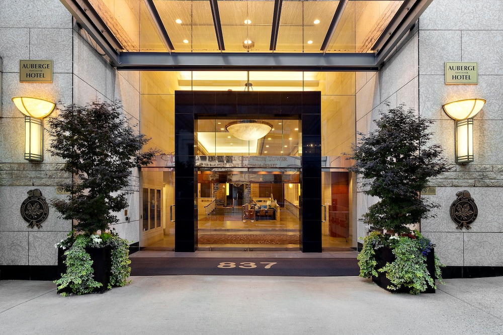 Auberge Vancouver Hotel 4/28