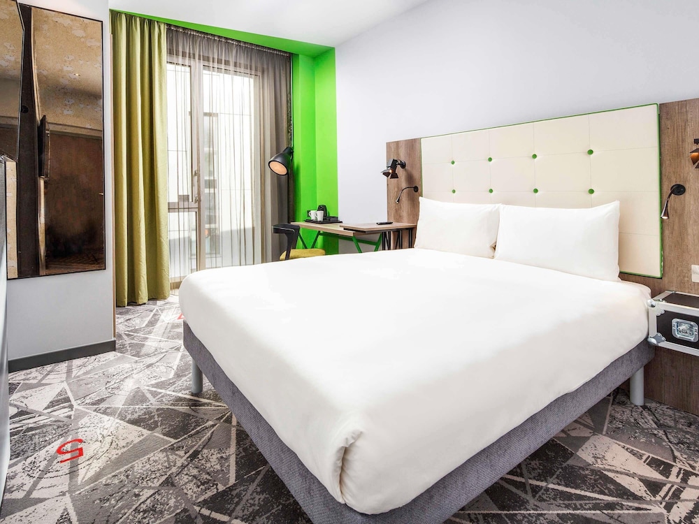 ROOM, QUEEN BED