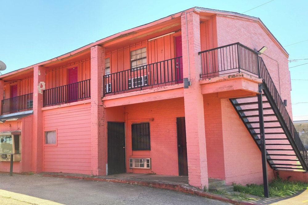 Way Side Inn by Hotel O Dallas near Fair Park Downtown 8/30