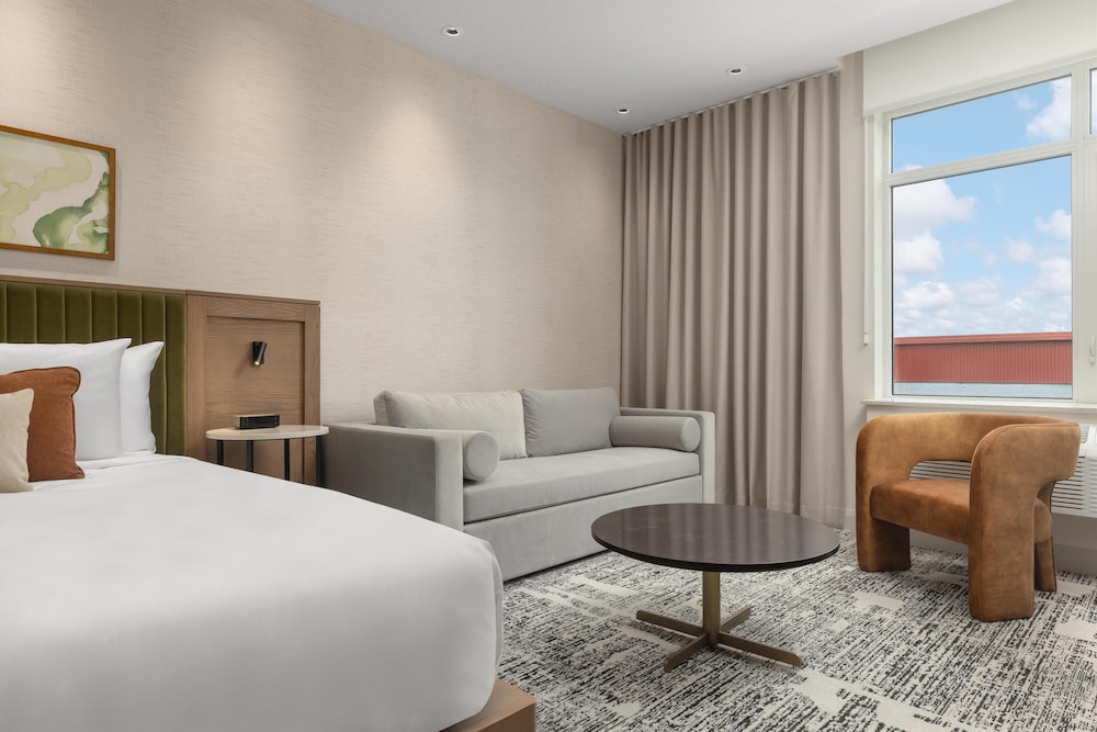 غرفة ديلوكس بسرير كينج مع أريكة بمطبخ، Hotel Railwayparc Montreal, Tapestry Collection by Hilton 2/2