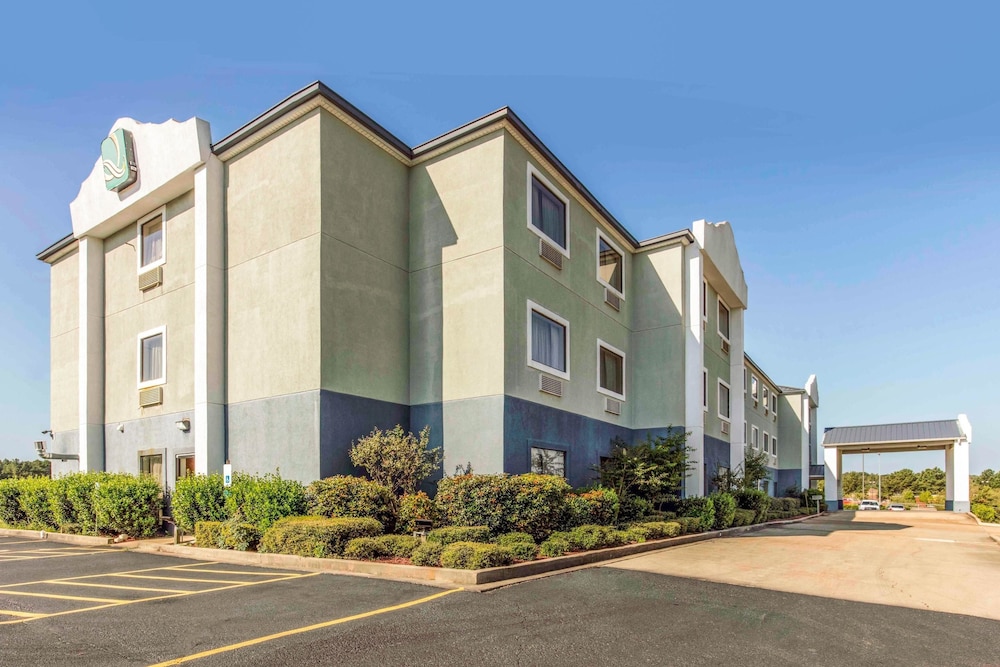Quality Inn and Suites Pearl-Jackson 1/36