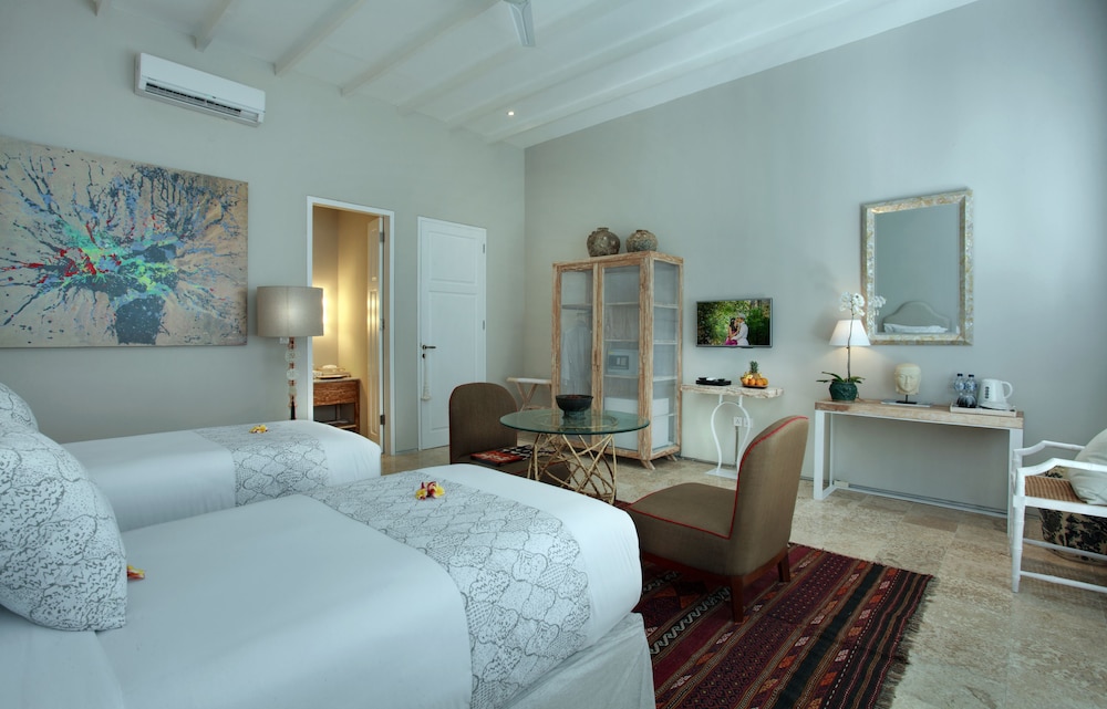 Room & Vespa 4 7/35