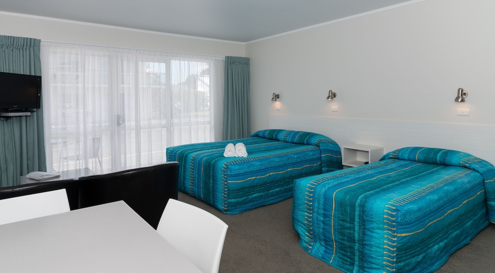 Averill Court Motel 17/63