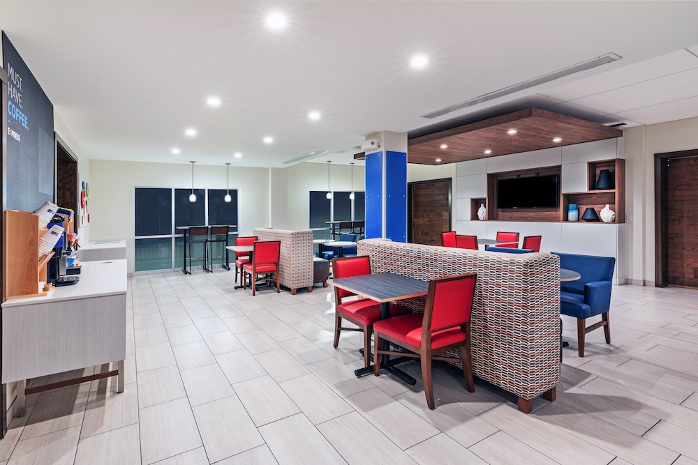 Holiday Inn Express Hotel & Suites Ozona 29/35