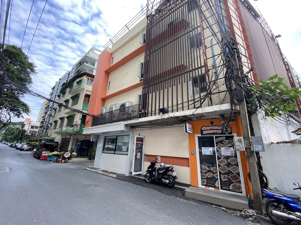 Arawana Express Phrom Phong (ex. Icheck Inn Regency Sukhumvit) 44/52