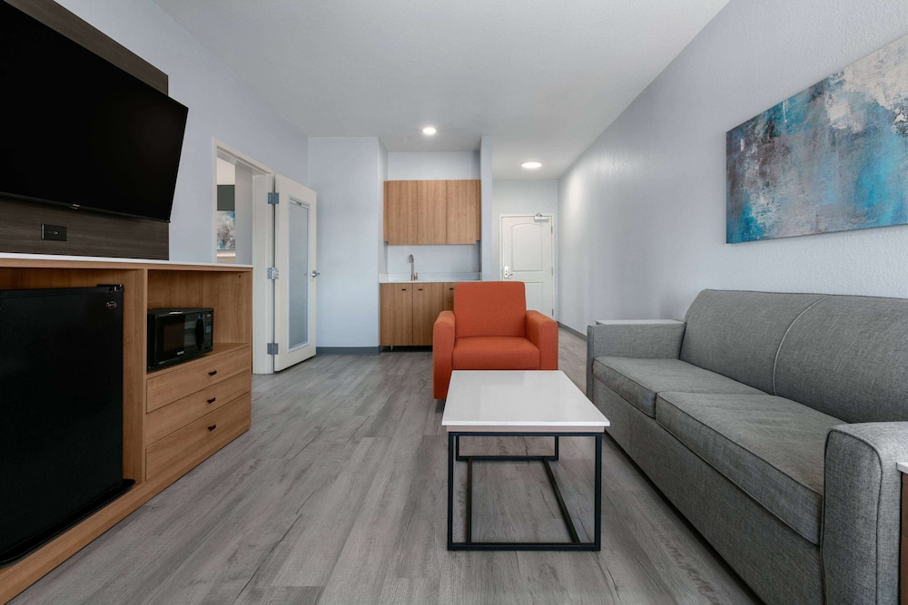 La Quinta Inn and Suites by Wyndham Ft. Worth - Burleson 36/53