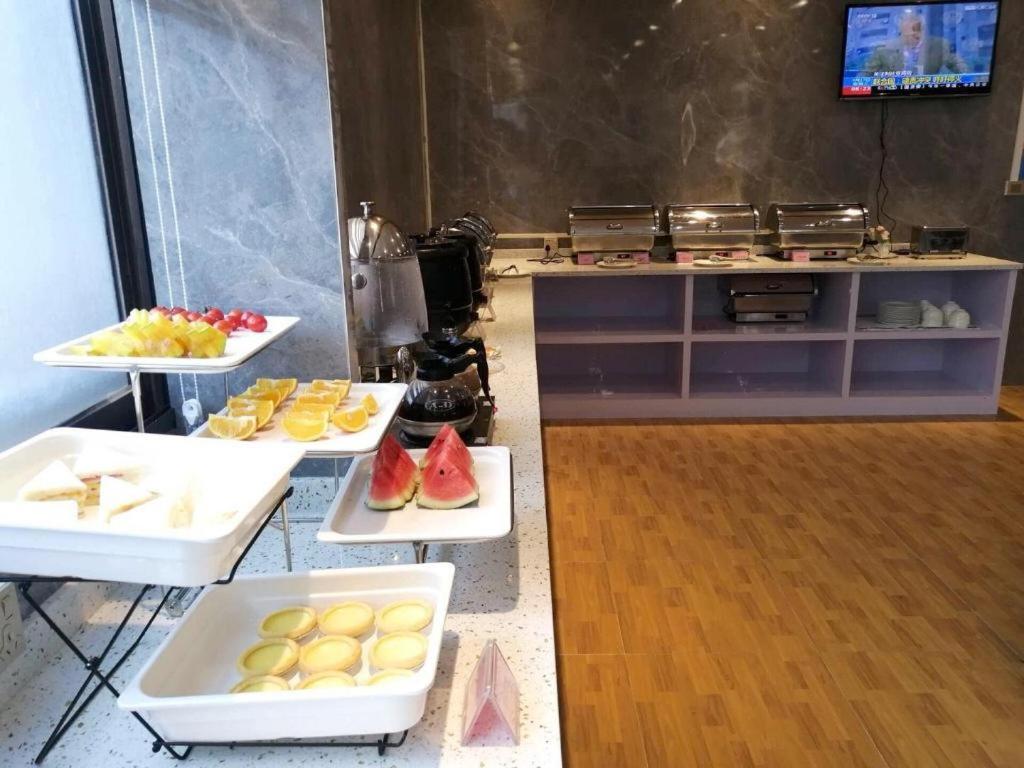 Chonpines Hotel (Shenzhen Gongming Honghuashan Metro Station) 29/31