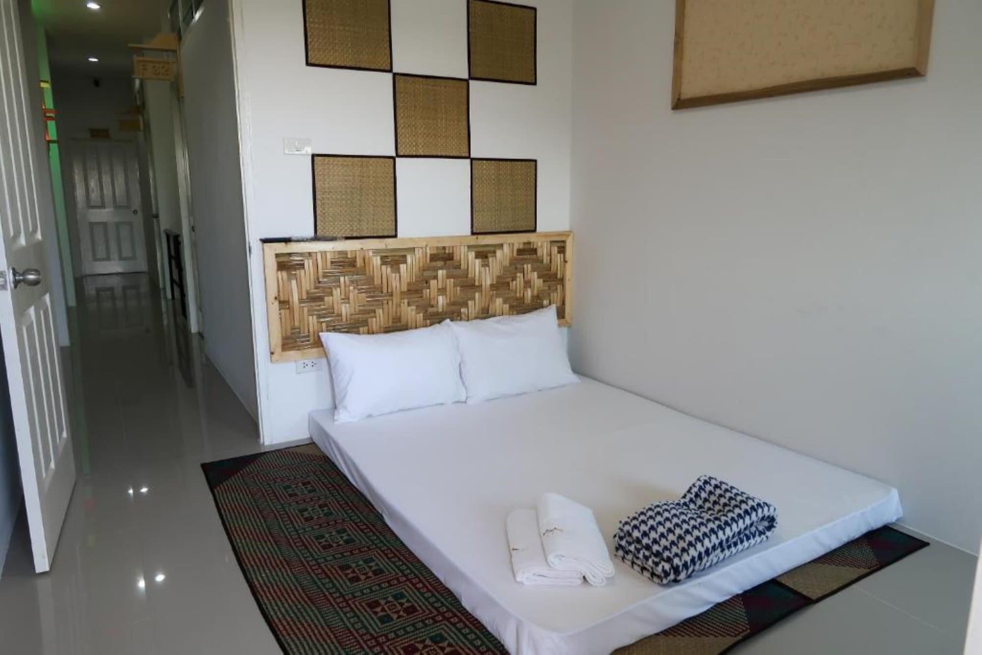 BASIC, DOUBLE BED, NO WINDOW