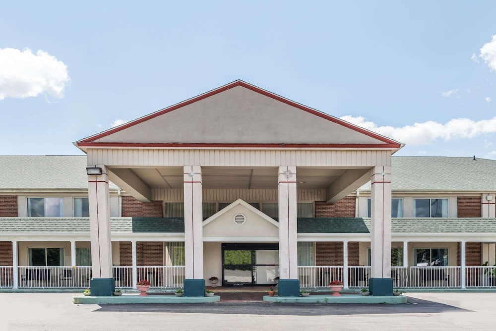 Days Inn by Wyndham Columbus IN 1/37