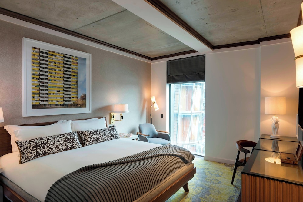 COLLECTION, DELUXE, KING BED