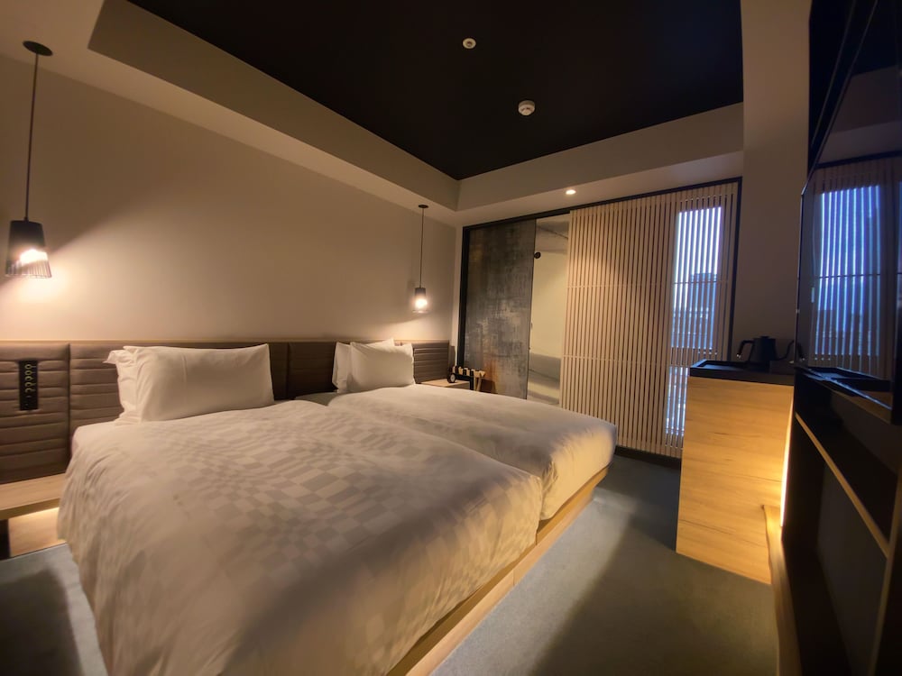 HOLLYWOOD, TWIN BEDS