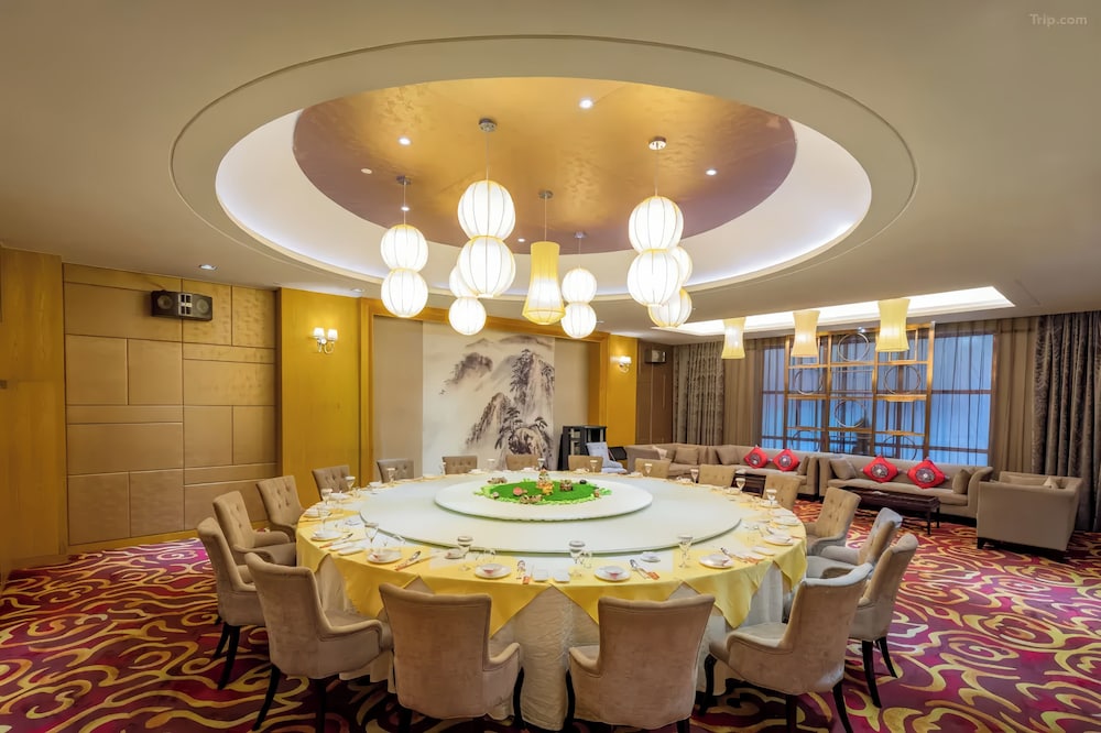 King Maker Grand Hotel 36/49