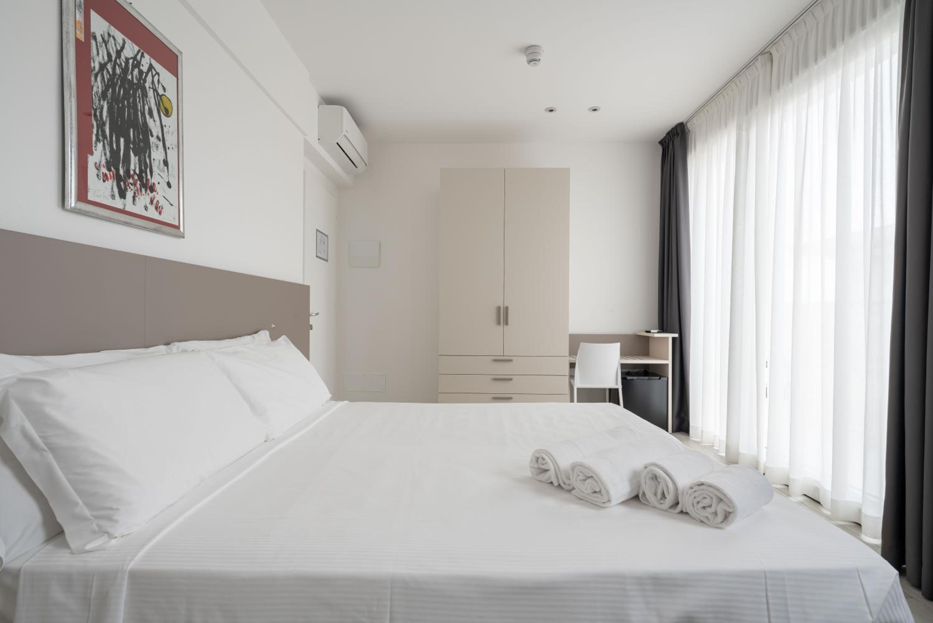 Deluxe, Double Bed, Lateral Side Sea View