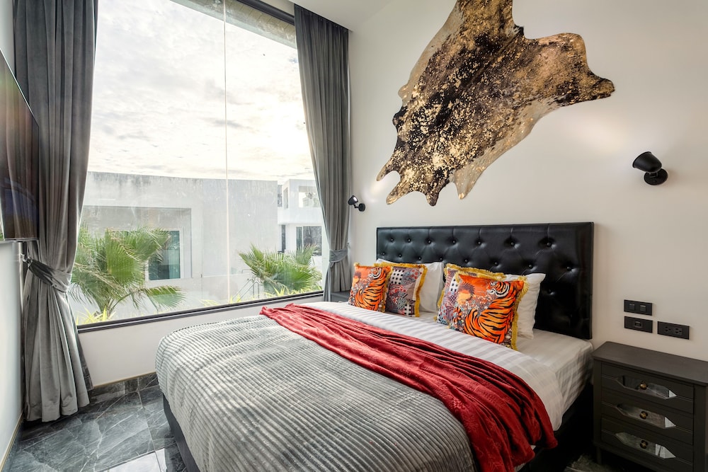 Grand, Multiple Bedrooms, Villa, 11 King Beds, 3 Sofa, Sauna