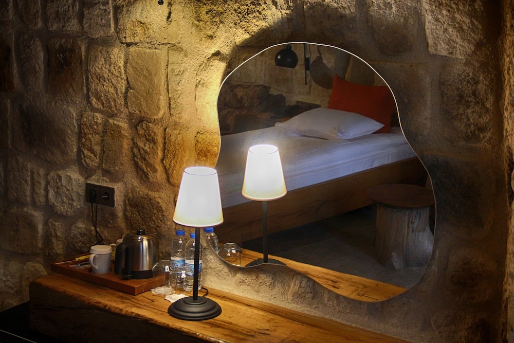 1811 Cave Hotel 19/50