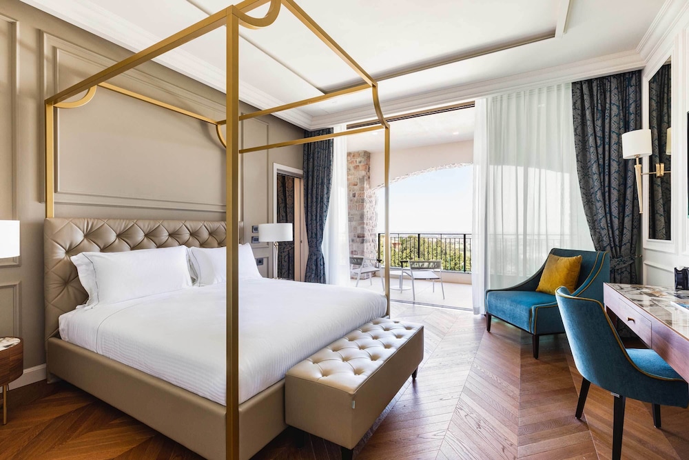 EXECUTIVE, SUITE