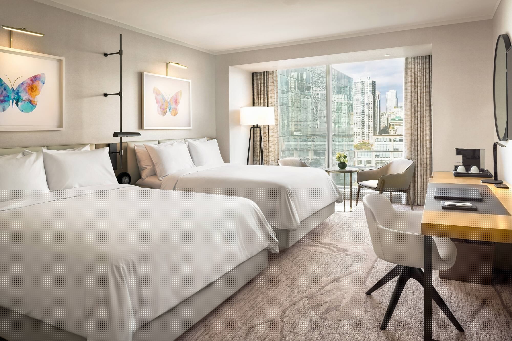 غرفة تنفيذية بسريرين كوين مع دخول الصالة