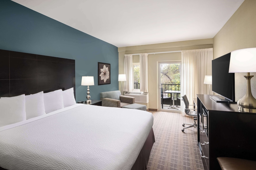 DELUXE, KING BED, BALCONY