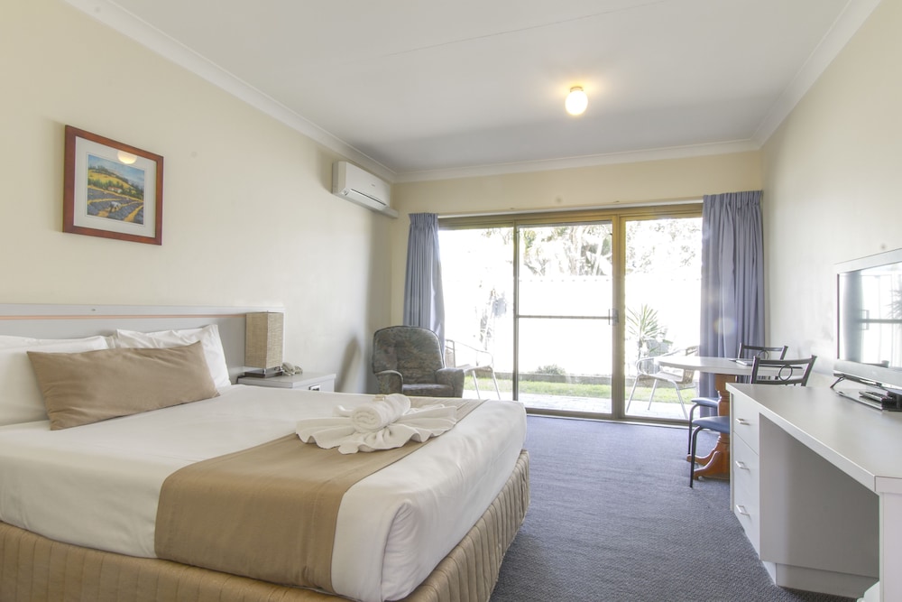 ISLAND PALMS MOTOR INN 17/32