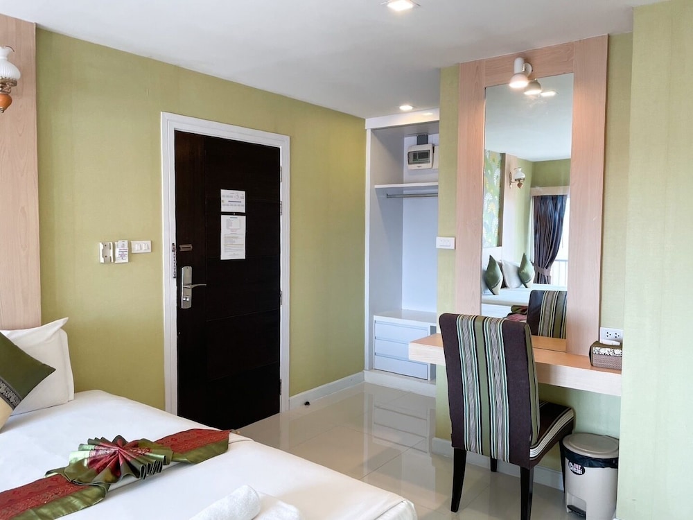 ROOM, TRIPLE