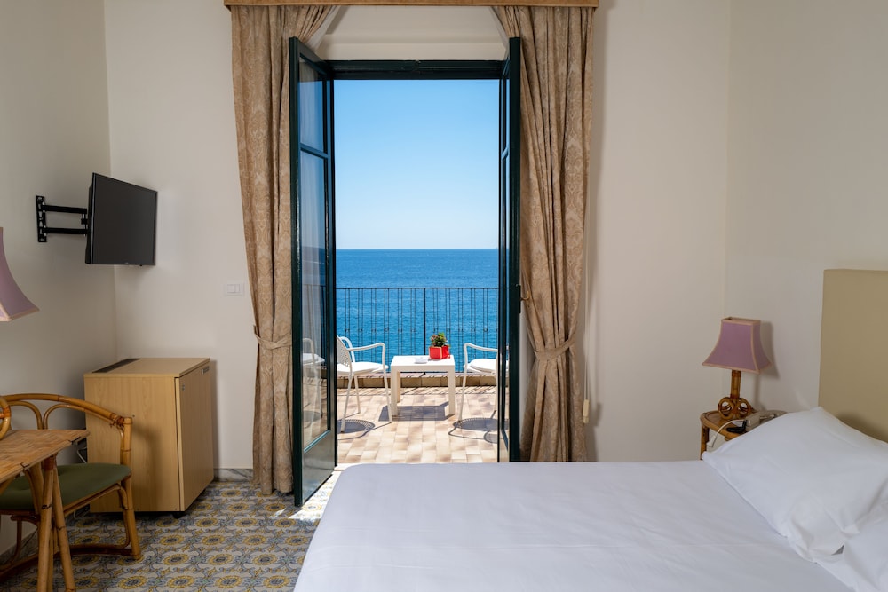 غرفة سوبيريور بسرير مزدوج أو سريرين منفصلين بإطلالة على البحر بشرفة، Lido Mediterranee 2/10
