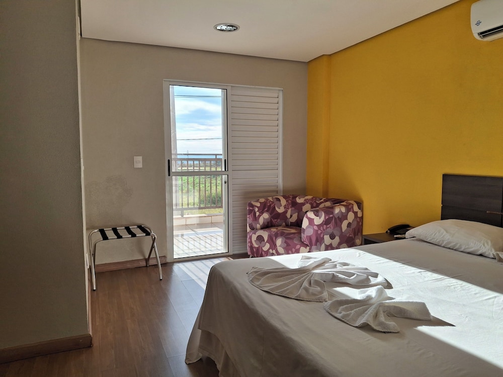 MASTER, SUITE, MULTIPLE BEDS