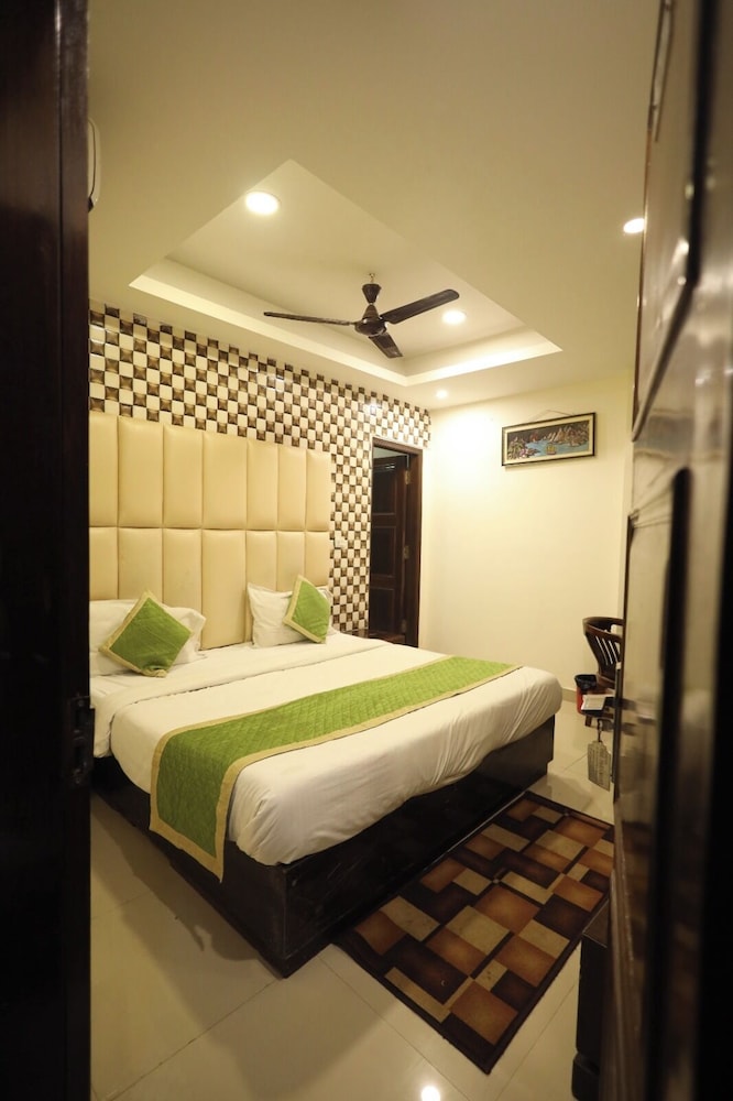 Hotel The Paramont Delhi 23/50