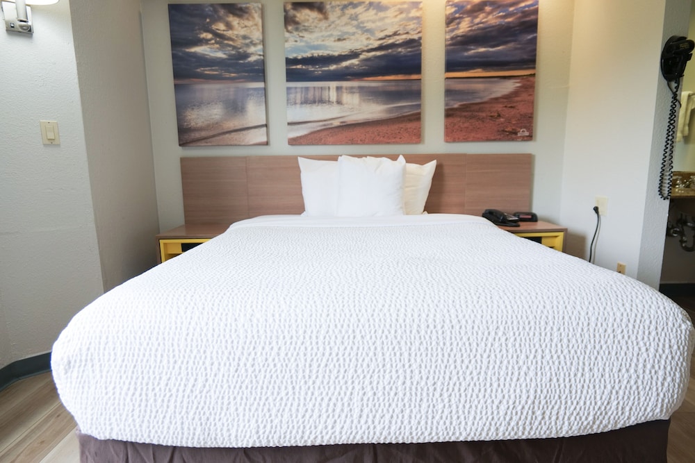 Days Inn By Wyndham Flint/Bishop International Airport 12/41