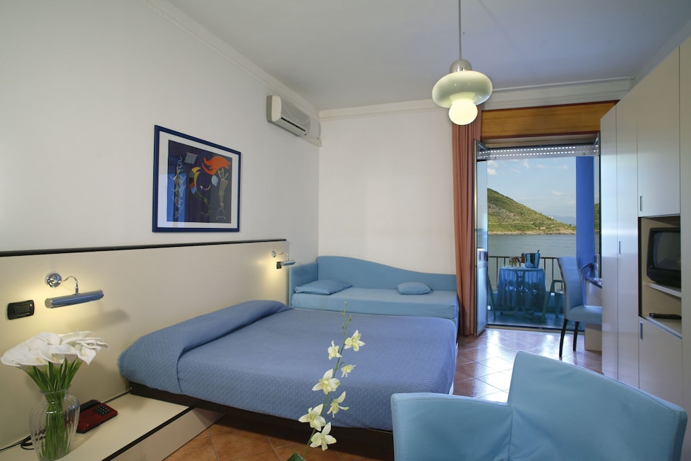 غرفة كومفورت ثلاثية بإطلالة على البحر، Hotel Mediterraneo Mhm 3/6