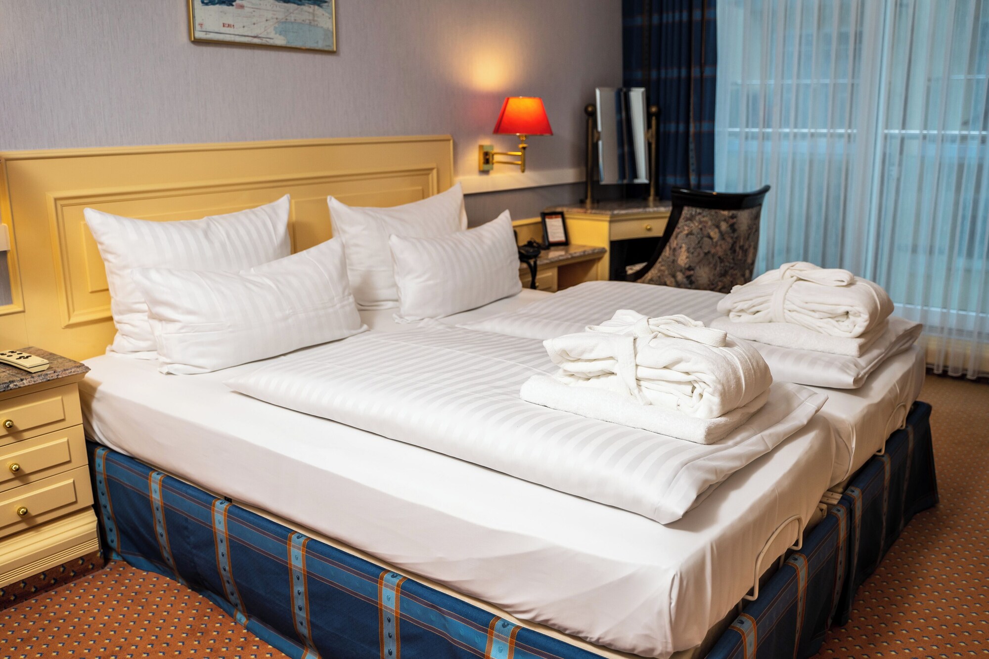 Suite, King Bed, Land Side