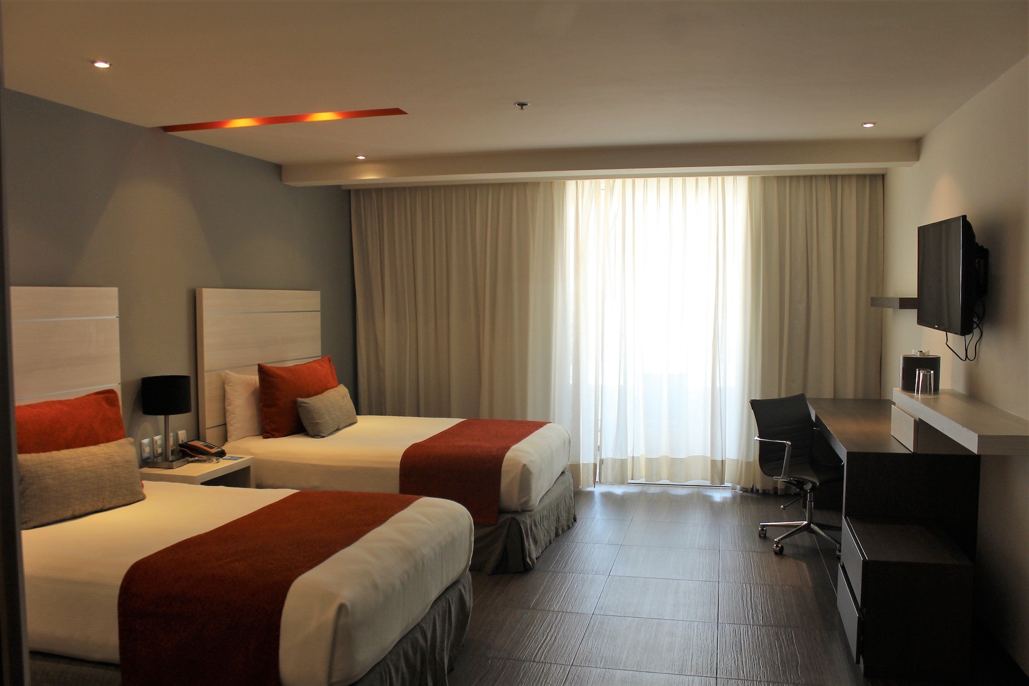 DELUXE, 2 BEDS, BOULEVARD VIEW