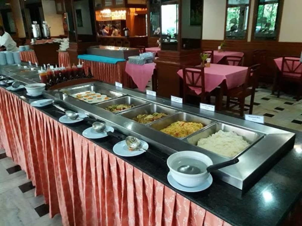 Royal Palace Hotel 50/66