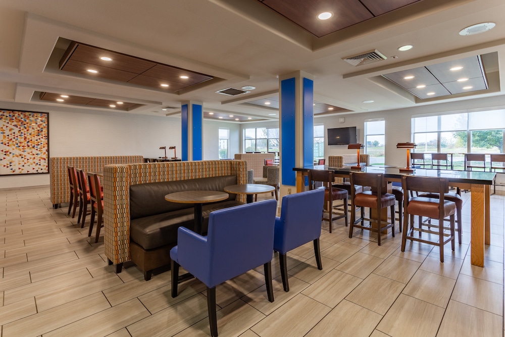 Holiday Inn Express Rockford Loves Park 53/65