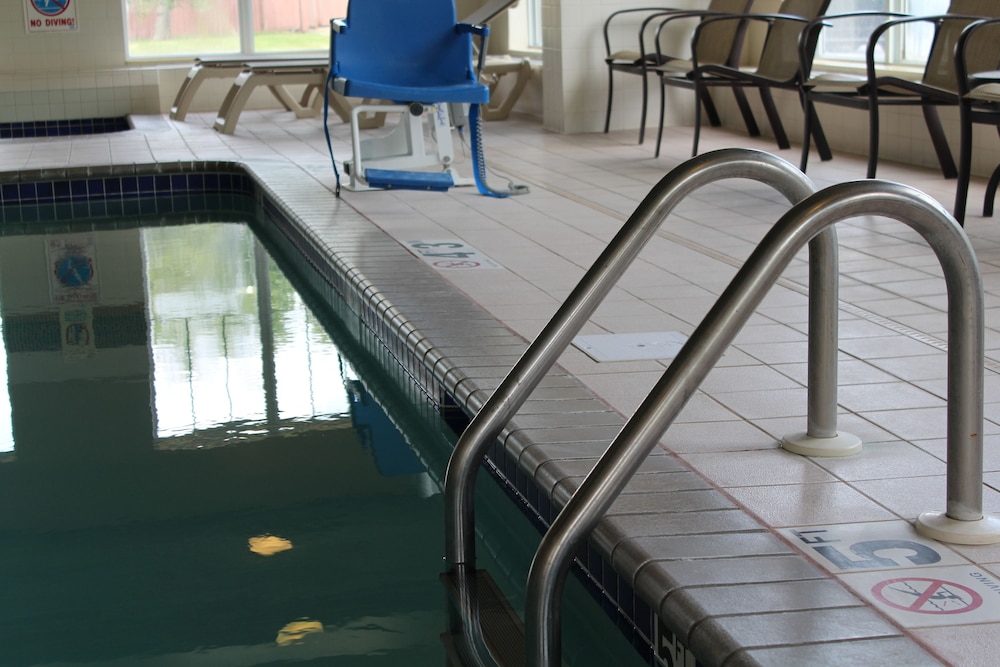 Country Inn & Suites by Radisson, Brooklyn Center, MN 16/30