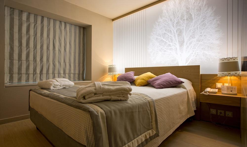 Suite, Pool Access